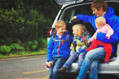 yolda araba - mutlu baba ile çocuklar tarafından seyahat