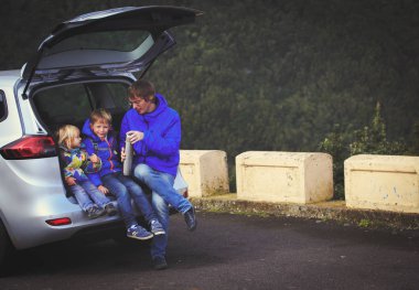 yolda araba - mutlu baba ile çocuklar tarafından seyahat