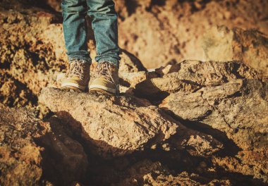 küçük çocuk yürüyüş ayakkabıları dağlarda