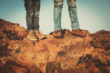 Baba ve oğul yürüyüş ayakkabıları dağlarda