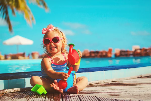 Tropik sahilde oynarken sevimli küçük kız — Stok fotoğraf