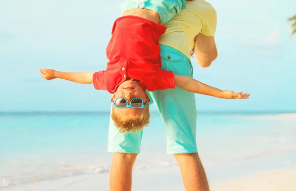 Padre e hijo pequeño jugando en la playa — Foto de Stock