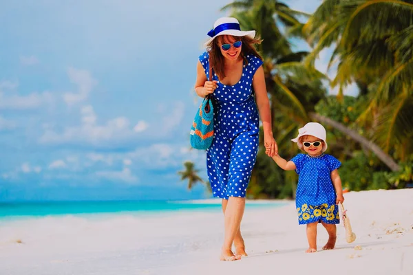 Madre e carina figlioletta che cammina sulla spiaggia — Foto Stock