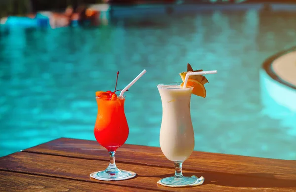 Deux cocktails sur la plage tropicale — Photo