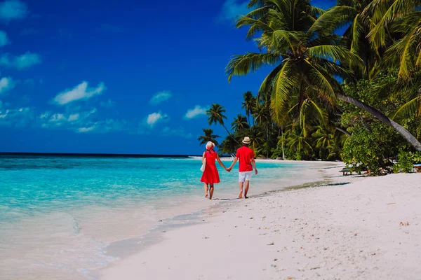 Gelukkig verliefde paar wandelen op het strand — Stockfoto