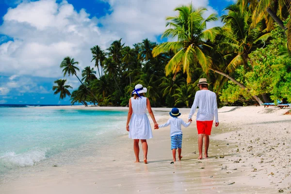 Familia con niño caminando en la playa —  Fotos de Stock