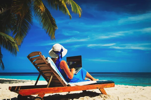 Απομακρυσμένη εργασία-νεαρή γυναίκα με το laptop στην παραλία — Φωτογραφία Αρχείου