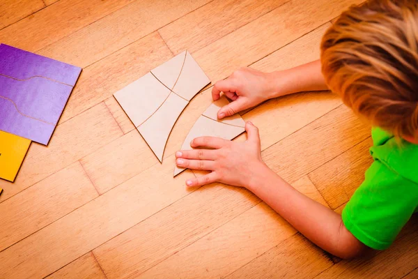 Apprendre les mathématiques - petit garçon jouant avec puzzle — Photo