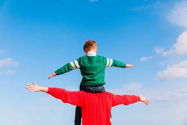 Happy father and son playing on sky — Stock Photo, Image