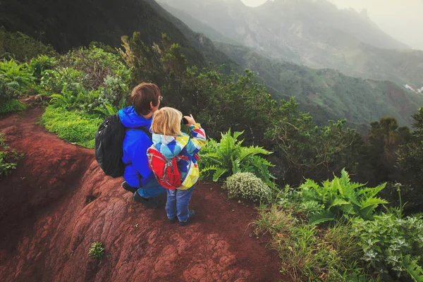 Père avec petite fille randonnée escalade en montagne — Photo