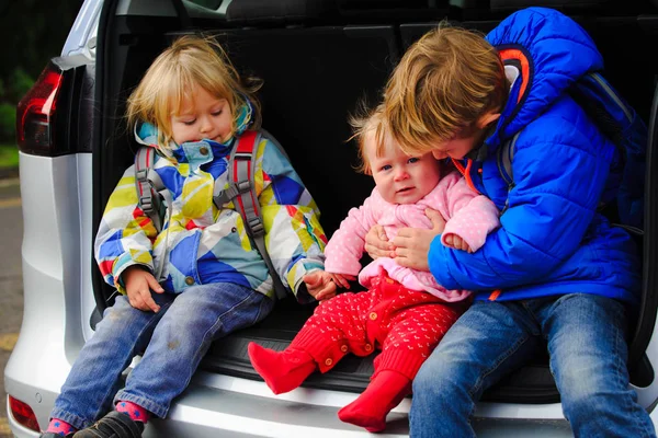 Szczęśliwy kids - dwie dziewczyny i chłopak kochamy podróże samochodem — Zdjęcie stockowe