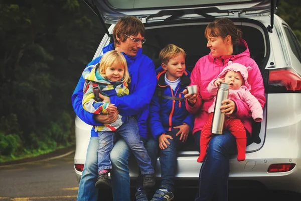 Szczęśliwa rodzina z drzewo dzieci podróż samochodem na drodze — Zdjęcie stockowe
