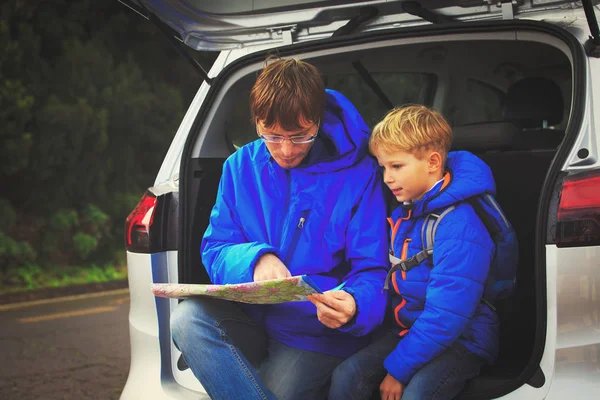 Ojciec i syn patrząc na mapę podczas podróży samochodem — Zdjęcie stockowe