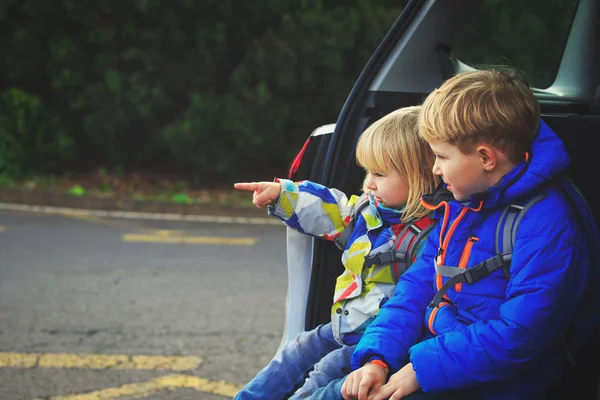 Little boy and toddler girl travel by car — Stock Photo, Image