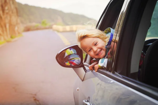 Szczęśliwa dziewczynka podróż samochodem na drodze — Zdjęcie stockowe