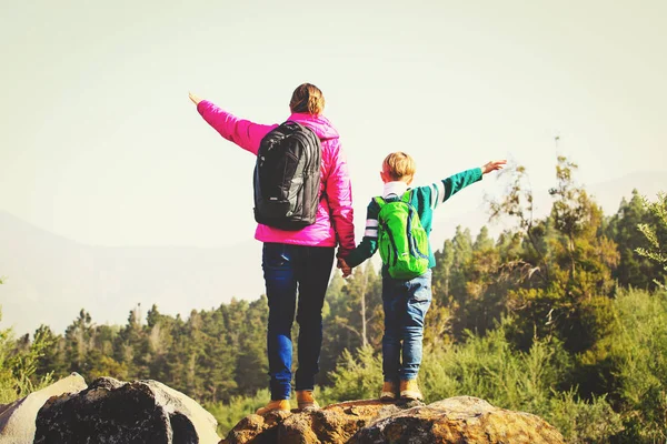 Viagem em família mãe e filho caminhadas em montanhas cênicas — Fotografia de Stock