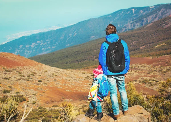 Far med lilla dotter resa i bergen — Stockfoto