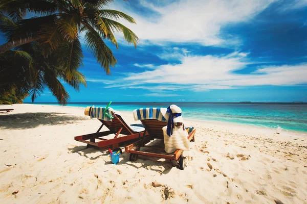 Dos sillas de playa en vacaciones tropicales — Foto de Stock