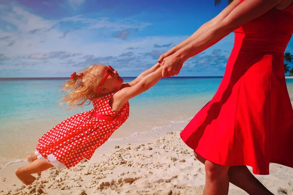 Anne ve tropik sahilde oynarken kızım — Stok fotoğraf