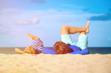 Baba oğul sahilde eğleniyorlar.