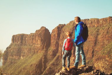 Baba ve oğul doğal dağlarda hiking