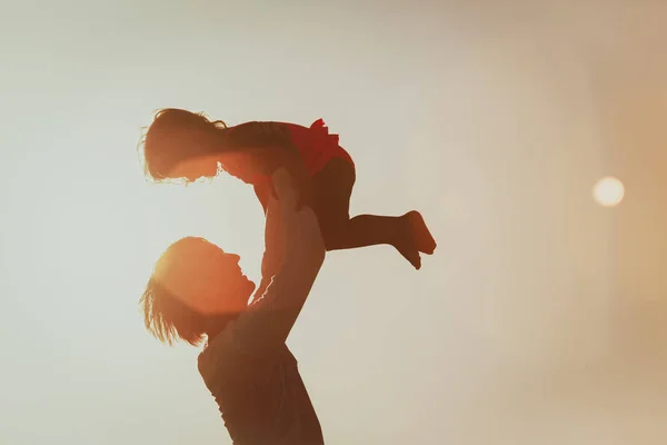 父と日没で小さな娘のシルエット — ストック写真