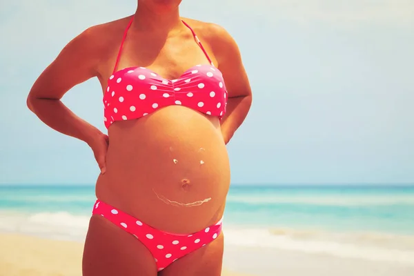 Plajda mutlu hamile kadın — Stok fotoğraf