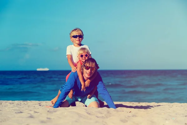 Padre con piccolo figlio e figlia giocare sulla spiaggia — Foto Stock