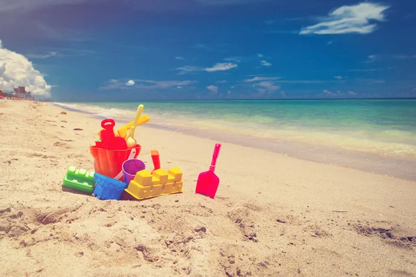 Giocattoli per bambini sulla spiaggia di sabbia tropicale — Foto Stock