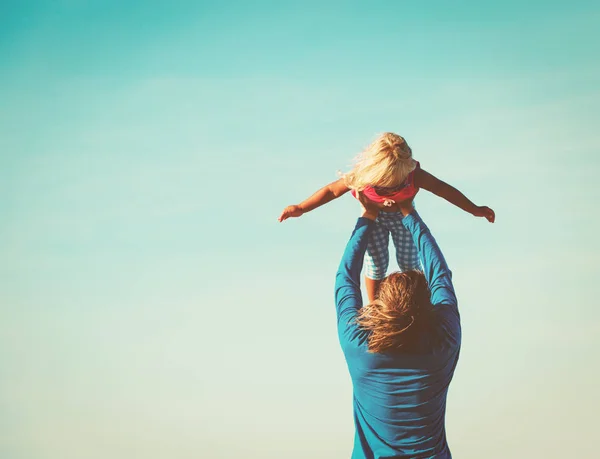 父と娘は空で遊ぶ — ストック写真