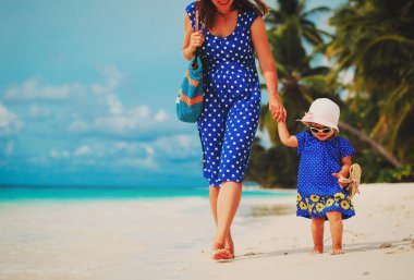 Anne ve sevimli küçük kız Sahilde yürüyüş