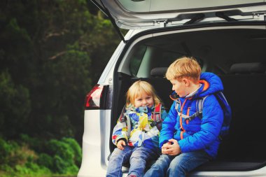 mutlu küçük çocuk ve bebek kız araba ile seyahat