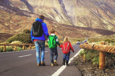 babası ile küçük oğlu ve kızı yolda yürürken