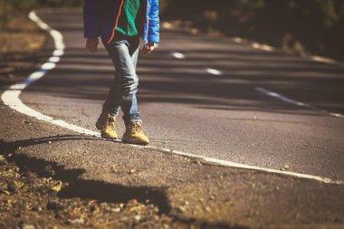 küçük çocuk seyahat Road, ayakları üzerinde odak