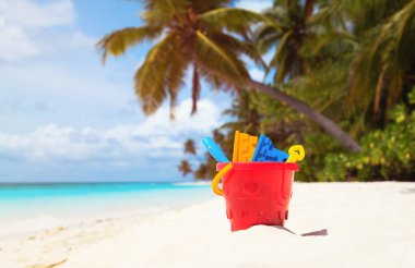 Tropikal kumsalda çocuk oyuncakları