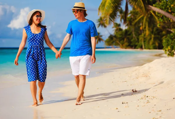 Mutlu sevgi dolu çift yaz sahilde yürüyüş — Stok fotoğraf