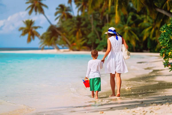 Mère et petit fils marchant sur la plage tropicale — Photo