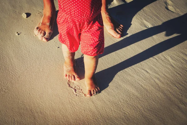 妈妈和宝宝的脚在沙滩上行走 — 图库照片