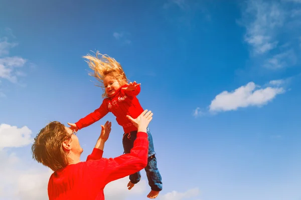 空で父と幸せな小さな娘をプレイします。 — ストック写真
