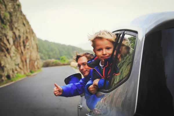 Podróży rodziny przez samochód - szczęśliwy ojciec z synem na drodze — Zdjęcie stockowe