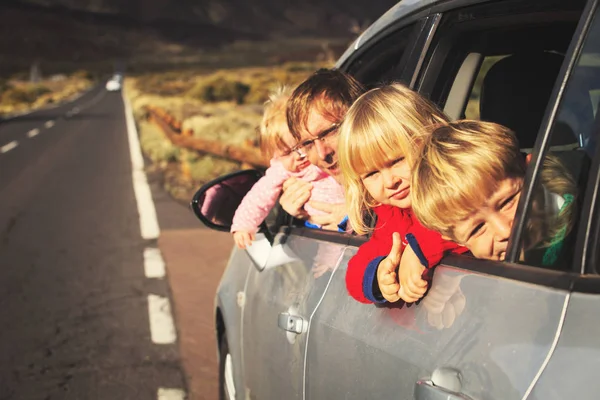 Podróży rodziny przez samochód - szczęśliwy ojciec z dziećmi na drodze w góry — Zdjęcie stockowe