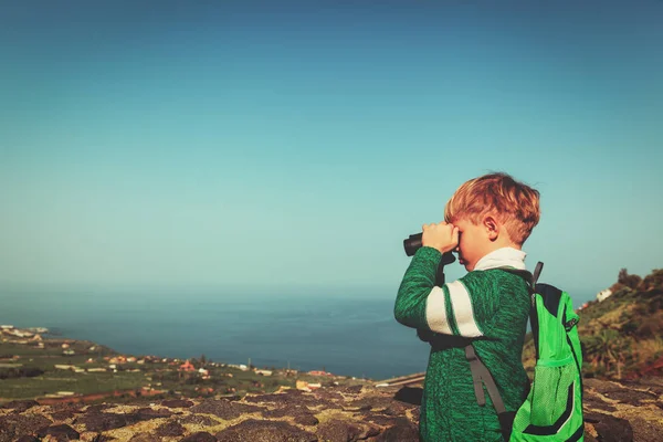 Petit garçon regardant à travers binoculaire sur Voyage dans la nature — Photo