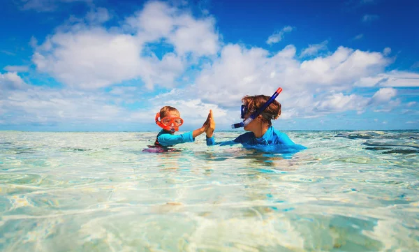 Mãe feliz e filho snorkeling na praia — Fotografia de Stock