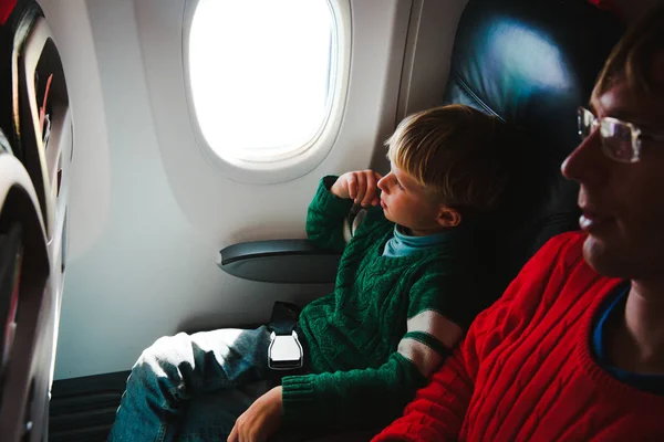Πατέρας και γιος μικρό ταξίδι με αεροπλάνο — Φωτογραφία Αρχείου