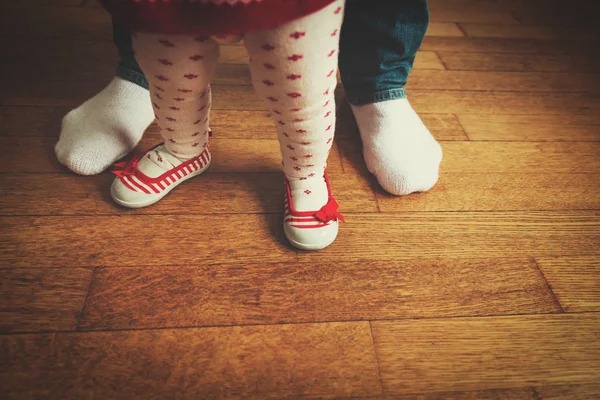 Fader att hjälpa lilla dotter att göra första stegen — Stockfoto