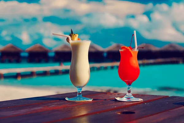 Два коктейля на роскошном пляжном курорте — стоковое фото