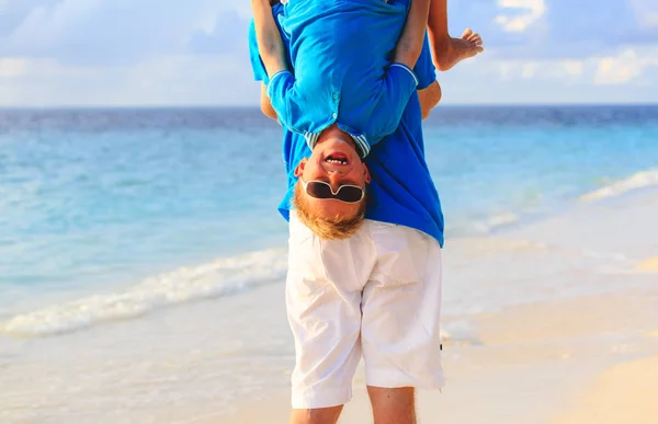Father and little son playing at beach — Stock Photo, Image