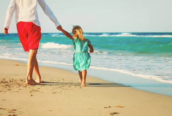 Padre e hija pequeña juegan en la playa — Foto de Stock