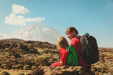 Anne ve küçük kızı dağda hiking