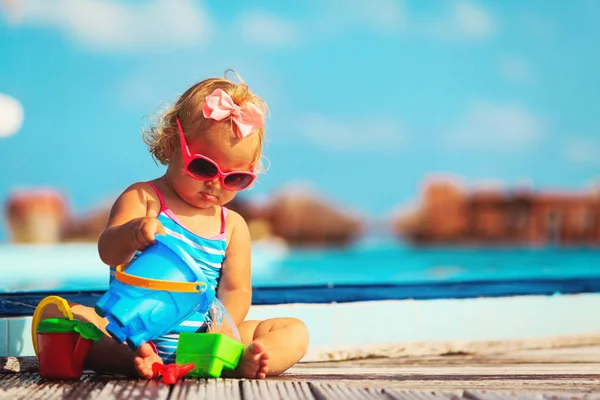 Cute little girl playing on tropical beach — Stock Photo, Image